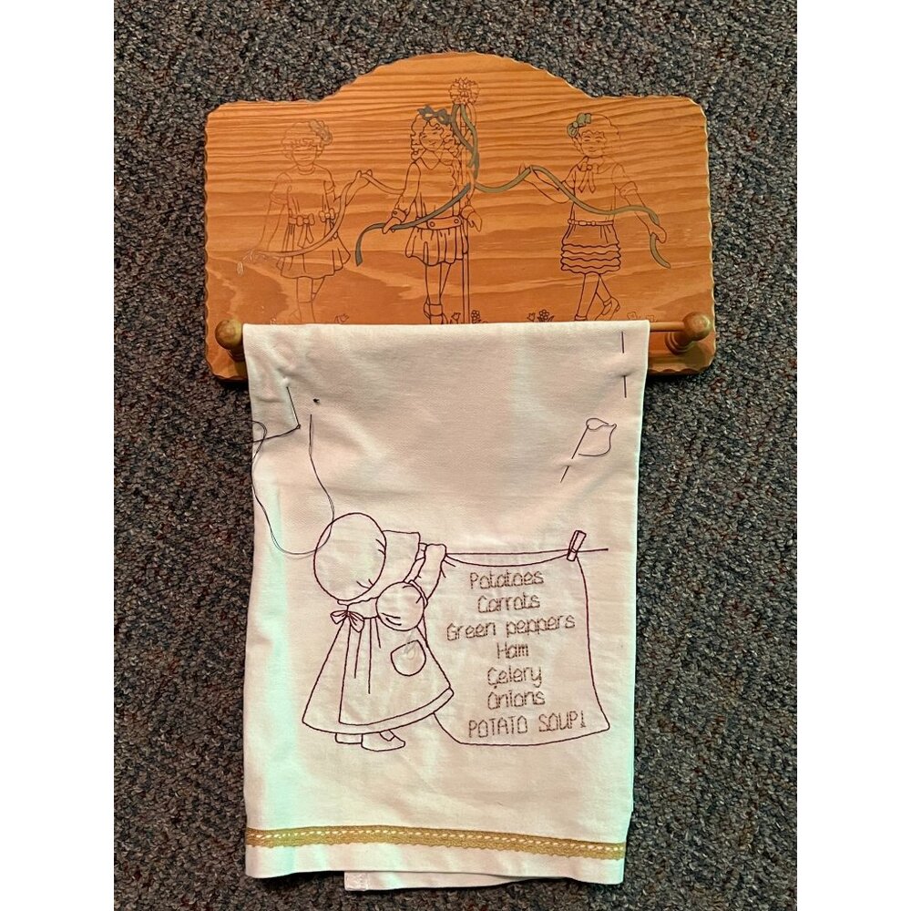 Vtg Wooden Towel Holder Maypole Dancing Plaque With Embroidered Recipe TeaCloth